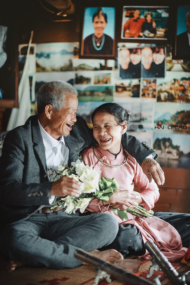 Ảnh cưới của ông bà đánh dấu một tình yêu lâu dài và đẹp đẽ. Hãy cùng ngắm nhìn hình ảnh đầy hạnh phúc và xúc động của đôi lứa tuổi trung niên này để cảm nhận sự yêu thương đong đầy trong gia đình.