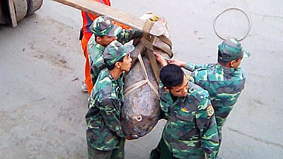 Lực lượng công binh thuộc Bộ chỉ huy quân sự TP Hải Phòng tổ chức di dời quả bom về nơi tập kết an toàn trong ngày 18-12 - Ảnh: CTV