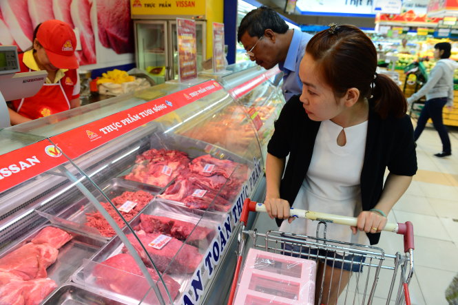 Nhiều người dân chọn mua thịt bò Úc tại siêu thị Co.op Mart trên đường Nguyễn Văn Linh, Q.7, TP.HCM chiều 2-12 - Ảnh: QUANG ĐỊNH