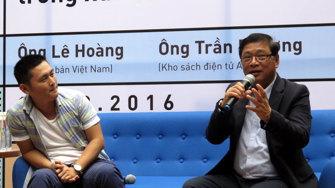 Ông Lê Hoàng (phải) và ông Trần Phương cùng nhận định các công ty sách tư nhân sẽ còn lớn mạnh nữa - Ảnh: L.Điền