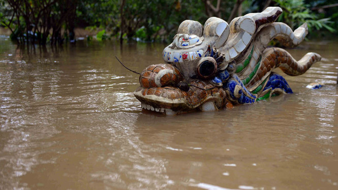 Nước ngập đến đầu rồng tại một ngôi miếu ở (P.Nhơn Hoà, Thị xã An Nhơn, tỉnh Bình Định) - Ảnh: HỮU KHOA