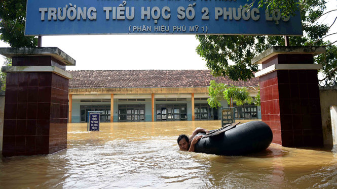 Một trường tiểu học ở huyện Tuy Phước ngập gần đến đầu người dân - Ảnh: HỮU KHOA