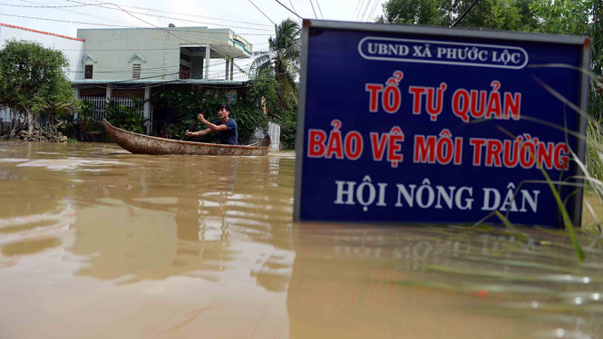 Nhiều tuyến đường vào thôntại xã Phước Lộc, huyện Tuy Phước ngập sâu hơn 2m - Ảnh: HỮU KHOA