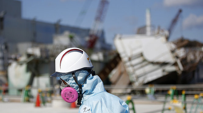 Một công nhân công ty điện lực Tokyo (TEPCO) làm việc tại nhà máy điện hạt nhân Fukushima Daiichi hôm 10-2-2016 - Ảnh: Reuters