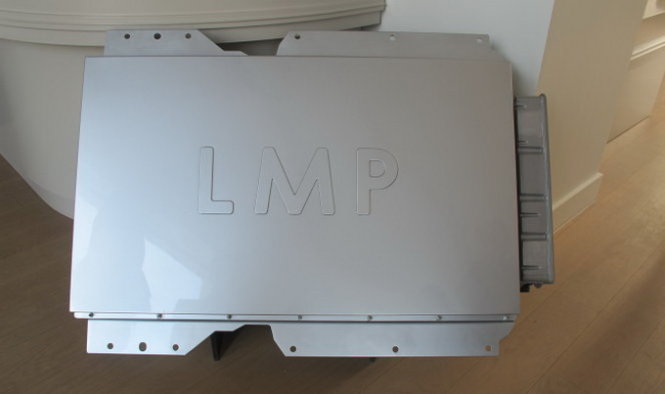 Bộ ăcquy loại LMP® (Lithium Metal Polymere) dựa trên
công nghệ siêu dung lượng của Công ty Blue Solutions.
Nó nặng hơn trăm ký và đảm bảo cho xe cá nhân chạy ít
nhất 250km Ảnh: THANH LIÊM