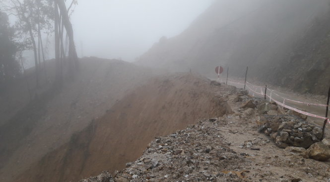 Hàng ngàn tấn đất đá đổ xuống đường khiến giao thông tê liệt - Ảnh: THẢO NHI