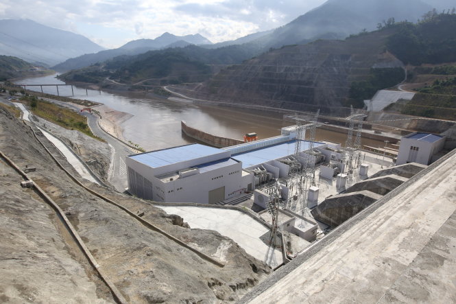 Hạ lưu đập thủy điện Lai Châu tháng 10-2015 xả nước về hạ du khu tổ máy số 1 đã hoạt động, hòa vào lưới điện quốc gia