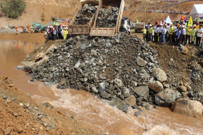 Đơn vị thi công Tổng Công ty Sông Đà làm lễ chặn dòng sông Đà hồi tháng tháng 4-2012 để thi công đập.