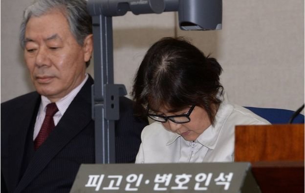 Bà Choi Soon Sil cúi đầu dường như suốt cả phiên tòa - Ảnh: GETTY IMAGES