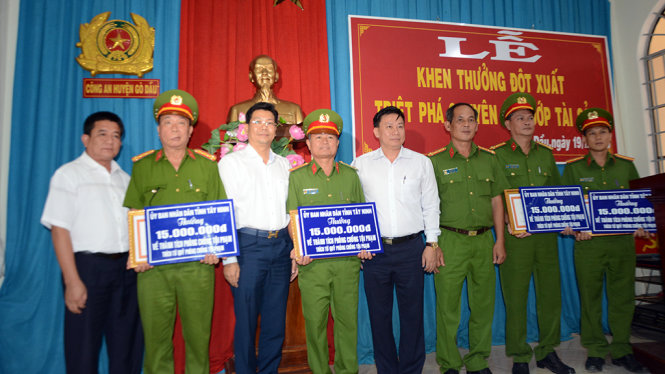 UBND tỉnh Tây Ninh khen thưởng ban chuyên án - Ảnh: ĐỨC TRONG