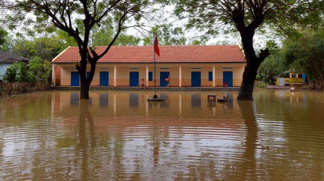 Nước vẫn còn mênh mông tại trường TH Đồng Tâm - Ảnh: HỮU KHOA