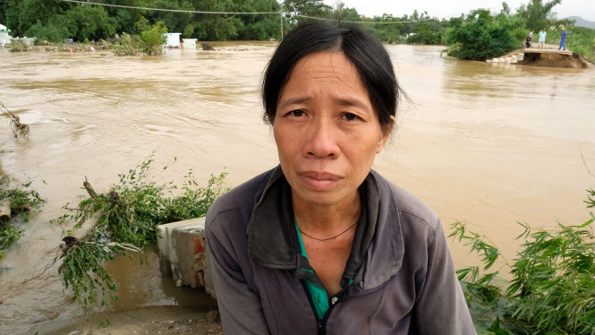 Căn nhà  bà Nguyễn Thị Nở (xã Phước Hoà, huyện Tuy Phước, tỉnh Bình Định) bị lũ cuốn trôi mất dạng.Nơi từng là căn nhà giờ là biển nước. Ảnh: MAI VINH