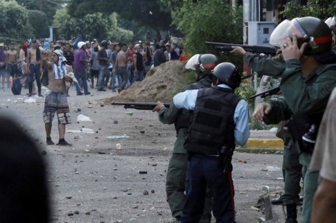 Lực lượng vệ binh quốc gia Venezuela xung đột với người biểu tình ở La Fria, Venezuela ngày 17-12-2016 - Ảnh: Reutes
