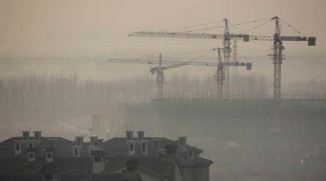 Bức màn khói bụi bao trùm lên thành phố Thiên Tân hôm 10-12 - Ảnh: Reuters