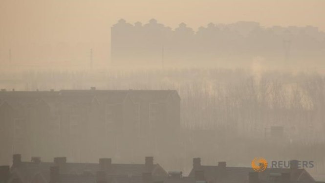 Bức màn khói bụi bao trùm lên thành phố Thiên Tân hôm 10-12 - Ảnh: Reuters