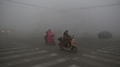 Tình trạng ô nhiễm không khí nghiêm trọng cũng ảnh hưởng đến người dân Bắc Kinh - Ảnh: Reuters