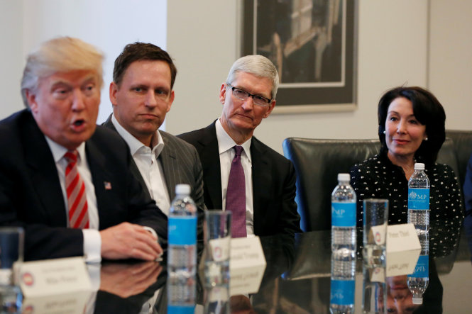 Tổng thống đắc cử Mỹ Donald Trump (bìa trái) gặp gỡ các lãnh đạo công nghệ tại Mỹ, trong đó có giám đốc điều hành Tim Cook của Apple (thứ hai từ phải sang) tại tòa nhà Trump Tower ở New York - Ảnh: Reuters