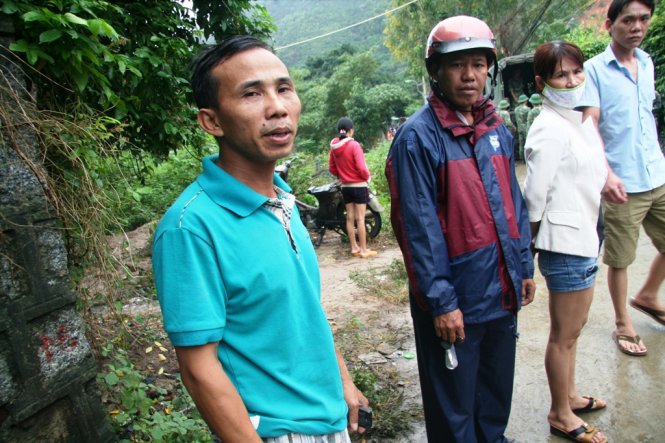 Ông Trần Văn Tuấn đang kể lại tai nạn tang thương trong xóm nghèo của mình ở thôn Phước Lộc, xã Phước Đồng, TP Nha Trang - Ảnh: Phan Sông Ngân