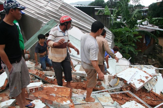 Gia đình cán nạn nhân vụ sạt lỡ núi ở thôn Phước Lộc, xã Phước Đồng, TP Nha Trang đang tìm kiếm trong các ngôi nhà đã bị sập - Ảnh:Phan Sông Ngân