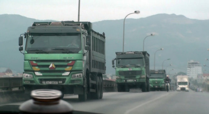 Các xe tải có dấu hiệu cơi nới thành thùng, chở than quá tải trọng cho phép nằm ém mình 
