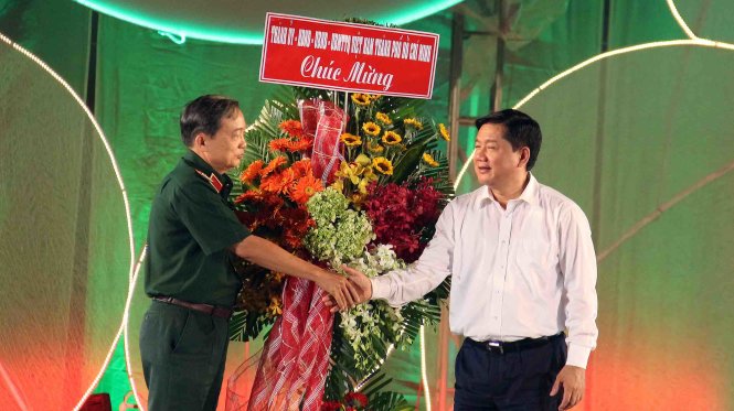 Ông Đinh La Thăng thay mặt nhân dân TP.HCM tặng hoa đến Trung tướng Phạm Văn Dỹ - Ảnh: M.Phượng