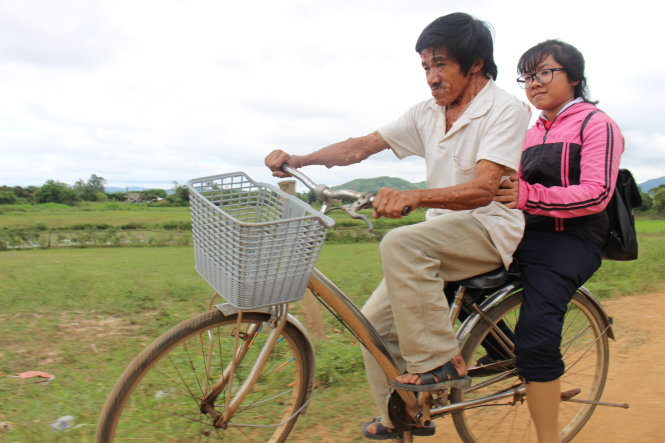 Hằng ngày ông Đặng Văn Thủy (cha của Châu) chở con gái đi học trên chiếc xe đạp cũ - Ảnh: Thái Thịnh
