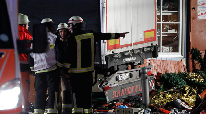 Cảnh sát tại hiện trường vụ lao xe tải vào chợ Giáng sinh ở Berlin, Đức ngày 20-12 - Ảnh: Reuters