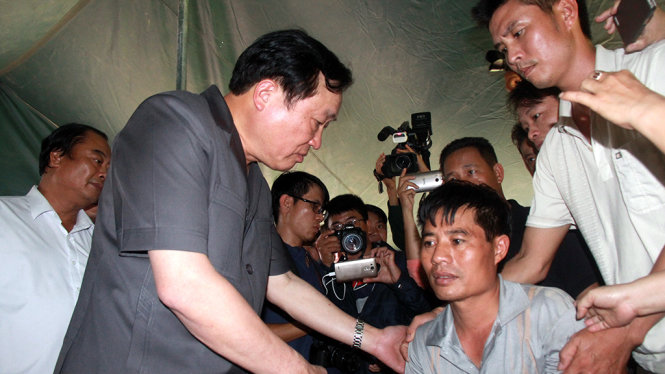 Ông Nguyễn Hòa Bình -  chánh án TAND tối cao đến hiện trường chia buồn cùng gia đình các nạn nhân - Ảnh: TRUNG TÂN