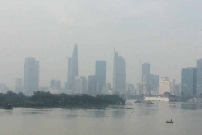 Mù khô bao phủ các tòa nhà tại quận 1 nhìn từ cầu Thủ Thiêm - Ảnh: Lê Phan