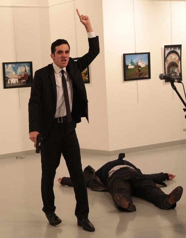 Nghi phạm được xác định tên là Mevlut Mert Altintas là kẻ đã xả súng giết chết đại sứ Nga tại Thổ Nhĩ Kỳ ngày 19-12 - Ảnh: AP/Burhan Ozbilici