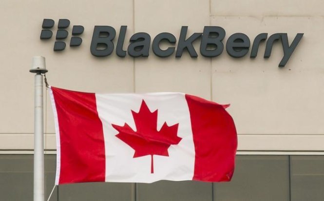 Logo của hãng Blackberry treo phía sau quốc kỳ của Canada tại trụ sở văn phòng tập doàn này ở Waterloo, Canada - Ảnh: Reuters