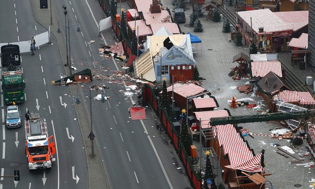 Hiện trường vụ tấn công chợ Giáng sinh ở Berlin ngày 20-12 - Ảnh: Getty Images