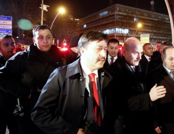 Bộ trưởng Nội vụ Thổ Nhĩ Kỳ đến hiện trường vụ ám sát đại sứ Nga tại Ankara - Ảnh: Reuters