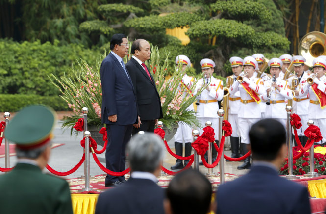Thủ tướng Nguyễn Xuân Phúc và Thủ tướng Hun Sen cùng duyệt đội danh dự tại lễ đón ở Phủ Chủ tịch sáng 20-12 - Ảnh Việt Dũng