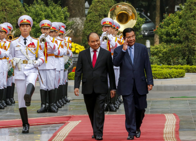 Thủ tướng Nguyễn Xuân Phúc và Thủ tướng Hun Sen cùng duyệt đội danh dự tại lễ đón ở Phủ Chủ tịch sáng 20-12 - Ảnh Việt Dũng