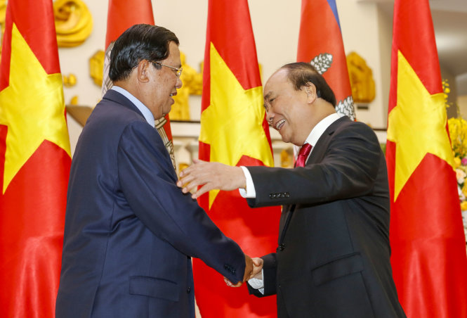 Hai nhà lãnh đạo bắt tay mặt mừng ở Văn phòng Thủ tướng trước khi tham dự cuộc họp hẹp và cuộc hội đàm ngay sau đó - Ảnh Việt Dũng