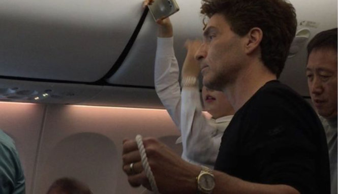 Ca sĩ Richard Marx (áo đen) cầm dây để cột vị khách thô lỗ trên chuyến bay - Ảnh: twitter