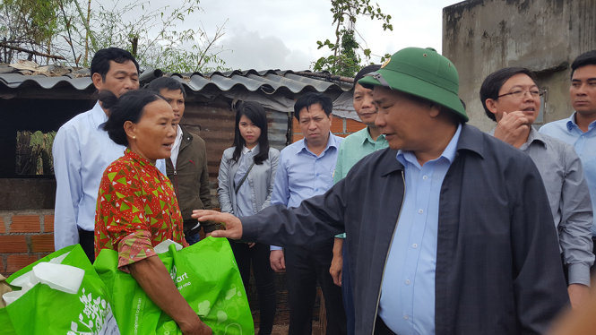 Thủ tướng kiểm tra tình trạng sạt lở ở đê Luật Lễ - Ảnh: DUY THANH