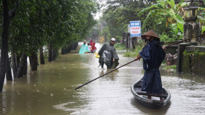 Toàn tỉnh Thừa Thiên - Huế thiệt hại hơn 357 tỉ đồng do đợt mưa, lũ kéo dài từ đầu tháng 9 đến nay - Ảnh: NHẬT LINH