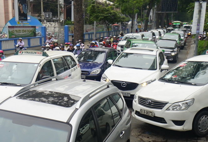 Ôtô lưu thông vào đường Nguyễn Thị Minh Khai trong khu vực vành đai dự kiến thu phí ôtô tại khu trung tâm thành phố chiều 20-12       - Ảnh: QUANG ĐỊNH