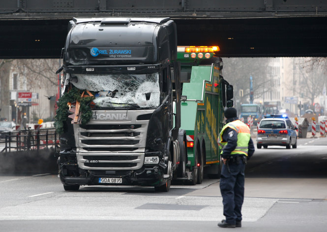 Cảnh sát Đức canh giữ chiếc xe tải tấn công chợ Giáng sinh đêm 19-12 - Ảnh: Reuters