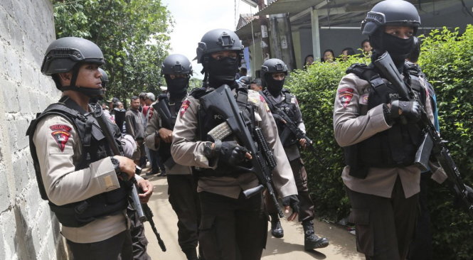 Cảnh sát Indonesia được huy động đến Tangerang, ngọai ô Jakarta, ngày 21-12 - Ảnh: AP