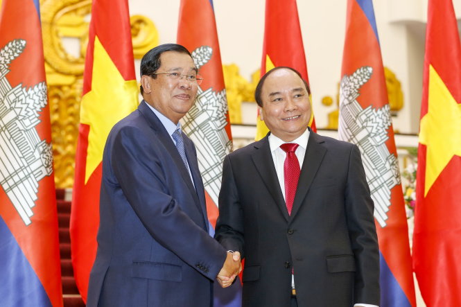 Thủ tướng Nguyễn Xuân Phúc (phải) bắt tay Thủ tướng Hun Sen trước khi vào phòng hội đàm ở Văn phòng Thủ tướng, Hà Nội ngày 20-12 - Ảnh: VIỆT DŨNG