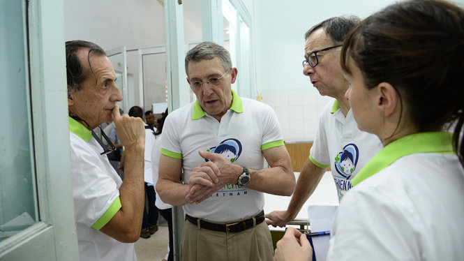 Từ trái qua: BS Roberto de Castro, BS Anthony Caldomore, BS Emilio Merlini, BS Francesca Pisano hội ý hướng điều trị trong đợt khám - phẫu thuật thứ 10 của chương trình TN&F tháng 11-2016 tại Bệnh viện Nhi Đồng 2, TP.HCM - Ảnh: TỰ TRUNG