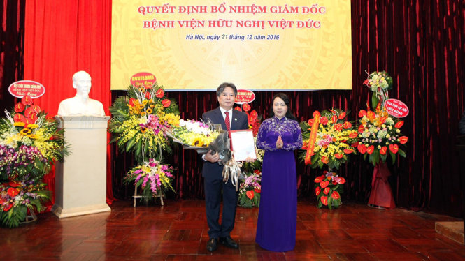 Chú thích: bộ trưởng Bộ Y tế Nguyễn Thị Kim Tiến trao quyết định bổ nhiệm cho GS-TS Trần Bình Giang - Ảnh: Thuý Anh