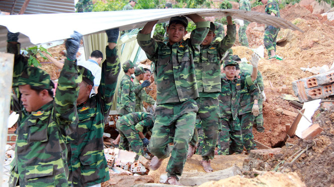 Hàng trăm chiến sĩ thuộc Bộ chỉ huy quân sự tỉnh Khánh Hòa, Sư đoàn 305 (Quân khu 5) đang giúp đỡ nhân dân dọn dẹp hiện trường - Ảnh: TRUNG TÂN