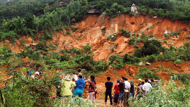Hiện trường vụ sạt núi ở thôn Phước Lộc, xã Phước Đồng - Ảnh: TRUNG TÂN