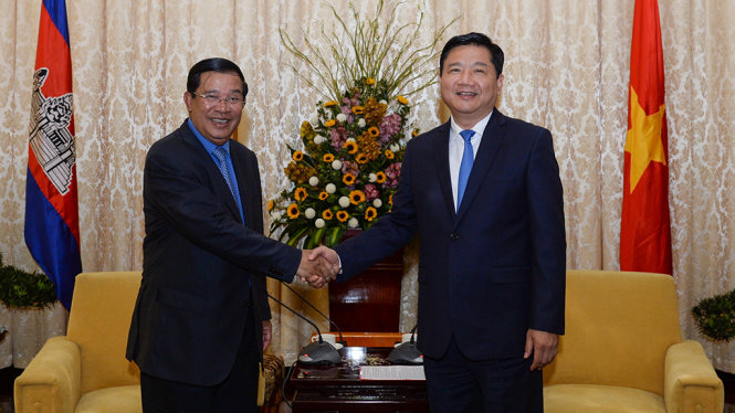 Bí thư Thành ủy TP.HCM Đinh La Thăng gặp gỡ thân mật Thủ tướng Campuchia Hen Sen tại Hội trường Thống nhất sáng 21-12 - Ảnh: Thuận Thắng