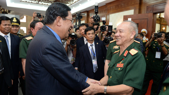 Campuchia HunSen gặp gỡ nguyên Bộ trưởng Bộ Quốc phòng Đại tướng Phạm Văn Trà trong buổi gặp đại biểu cựu chiến binh quân tình nguyện Việt Nam làm nghĩa vụ quốc tế tại Campuchia các thời kỳ - Ảnh: Thuận Thắng