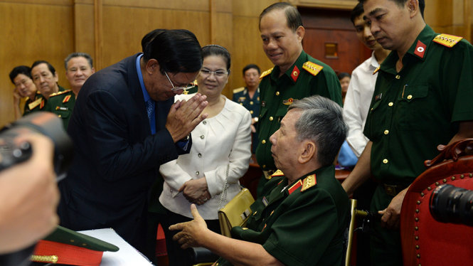 Thủ tướng Campuchia Hun Sen thăm hỏi Thượng tướng Phan Trung Kiên tại buổi gặp đại biểu cựu chiến binh quân tình nguyện Việt Nam làm nghĩa vụ quốc tế tại Campuchia các thời kỳ - Ảnh: Thuận Thắng